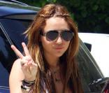 Après-midi entre copines pour Miley Cyrus et Demi Lovato, à Beverly Hills, le 25 avril 2010 !