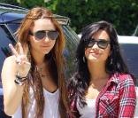 Après-midi entre copines pour Miley Cyrus et Demi Lovato, à Beverly Hills, le 25 avril 2010 !