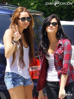 Après-midi entre copines pour Miley Cyrus et Demi Lovato, à Beverly Hills, le 25 avril 2010 !