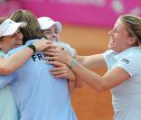 Julie Coin, Alizé Cornet et Pauline Parmentier lors de la victoire de l'équipe de France en barrage de Fed Cup face à l'Allemagne les 24 et 25 avril 2010.