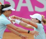 Julie Coin et Alizé Cornet lors de la victoire de l'équipe de France en barrage de Fed Cup face à l'Allemagne les 24 et 25 avril 2010.