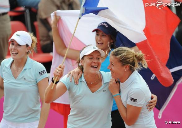 Alizé Cornet, Julie Coin, Aravane Rezaï  et Pauline Parmentier lors de la victoire de l'équipe de France en barrage de Fed Cup face à l'Allemagne les 24 et 25 avril 2010.