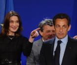 Carla Bruni, Alain Delon, Nicolas Sarkozy et les ministres français à Shanghaï. La chanteuse et l\'acteur font les élèves dissipés ! 30/04/2010