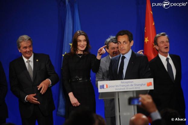 Carla Bruni, Alain Delon, Nicolas Sarkozy et les ministres français à Shanghaï. 30/04/2010