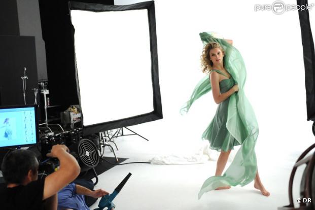 Taylor Swift a été recrutée par la marque de cosmétiques CoverGirl pour devenir l'ambassadrice de ses produits de beauté à partir de janvier 2011.