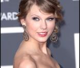 Taylor Swift a été recrutée par la marque de cosmétiques CoverGirl pour  devenir l'ambassadrice de ses produits de beauté à partir de janvier  2011.