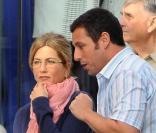 Jennifer Aniston et Adam Sandler lors du tournage de Just Go With It