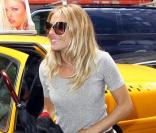 Sienna Miller arrive à son Hôtel à New York le 3 mai 2010. Elle est rayonnante !