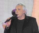 Michel Sardou sur le plateau de Vivement Dimanche, diffusé le 9 mai prochain.