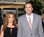 Lisa-Marie Presley et Nicolas Cage auront mis un terme à leur union après seulement trois mois. Pourtant, le couple ne s'était pas juré de s'aimer pour la vie à Vegas mais à Hawaï... Étrange ! 