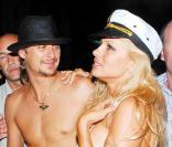 Pamela Anderson décide d\'épouser Kid Rock en 2006. Les tourtereaux s\'offrent un mariage en grande pompe sur un yacht près de Saint-Tropez. Après seulement 4 mois de mariage, Pam et Kid divorcent ! Une union qui a pris l\'eau...