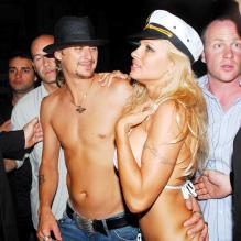 Pamela Anderson décide d'épouser Kid Rock en 2006. Les tourtereaux s'offrent un mariage en grande pompe sur un yacht près de Saint-Tropez. Après seulement 4 mois de mariage, Pam et Kid divorcent ! Une union qui a pris l'eau...