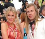 Christophe Guillarmé et une amie sur le tapis rouge pour l'ouverture du festival de Cannes le 12 mai 2010