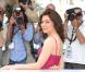 Sabina Guzzanti, habillée d'une robe Moschino collection Cheap &amp; Chic lors du photocall de son documentaire polémique Draquila, l'Italie qui tremble, lors du festival de Cannes le 13 mai 2010
