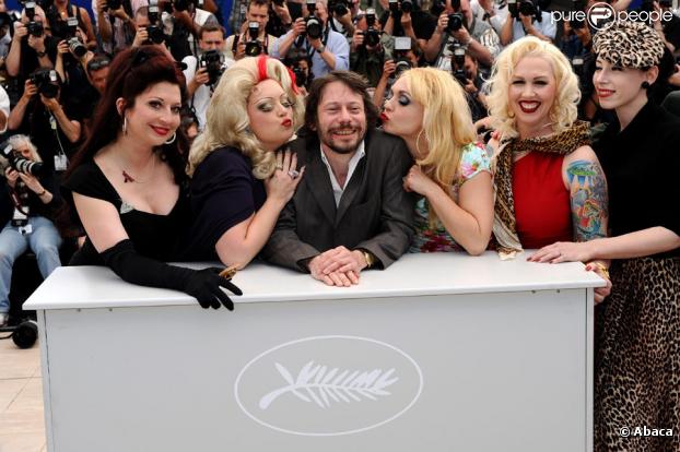 Mathieu Amalric présente son film Tournée en compagnie des comédiens dont les pétulantes actrices lors du festival de Cannes le 13 mai 2010