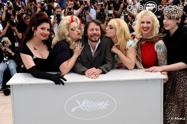 Mathieu Amalric présente son film Tournée en compagnie des comédiens dont les pétulantes actrices lors du festival de Cannes le 13 mai 2010
