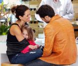 Brooke Burke se rend chez un opticien de Los Angeles pour s'acheter des lunettes de soleil, en compagnie de son fiancé David Charvet et de leur fille Heaven.  