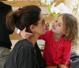Brooke Burke se rend chez un opticien de Los Angeles pour s'acheter des lunettes de soleil, en compagnie de son fiancé David Charvet et de leur fille Heaven.  