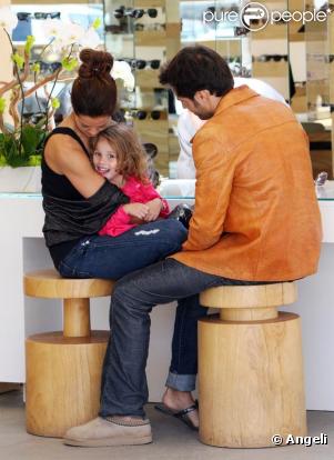 Brooke Burke se rend chez un opticien de Los Angeles pour s'acheter des lunettes de soleil, en compagnie de son fiancé David Charvet et de leur fille Heaven.  