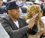 Jay-Z et Beyoncé, ainsi que la grand-mère du rappeur, au Yankee Game à New York, le 14 mai 2010 