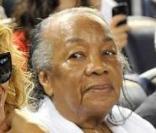Jay-Z et Beyoncé, ainsi que la grand-mère du rappeur, au Yankee Game à New York, le 14 mai 2010 