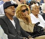 Jay-Z et Beyoncé, ainsi que la grand-mère du rappeur, au Yankee Game à New York, le 14 mai 2010 