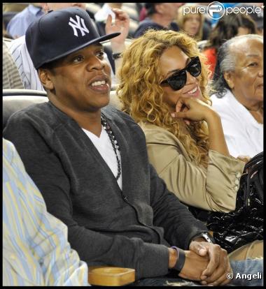 Jay-Z et Beyoncé, ainsi que la grand-mère du rappeur, au Yankee Game à New York, le 14 mai 2010 