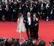 La horde de photographe mitraille la montée des marches d'Alain Delon, Anouchka sa fille et Claudia Cardinale.