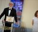 Michael Haneke reçoit des mains de la présidente du jury Isabelle Huppert, la Palme d'or pour Le Ruban Blanc en 2009