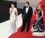 La maîtresse de cérémonie Kristin Scott Thomas et les acteurs Russell Crowe et Cate Blanchett lors de l\'ouverture du festival de Cannes le 12 mai 2010