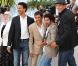 Chafia Boudraa, Sami Bouajila, Rachid Bouchareb, Jamel Debbouze et Roschdy Zem lors du photocall du film Hors-la-loi le 21 mai 2010 durant le festival de Cannes