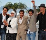 Sami Bouajila, Chafia Boudraa, Rachid Bouchareb, Jamel Debbouze et Roschdy Zem lors du photocall du film Hors-la-loi le 21 mai 2010 durant le festival de Cannes 