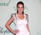 Lindsay Lohan rayonnante dans une sublime robe Alberta Ferretti