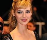 Louise Bourgoin n'aura pas hésité à mettre sa jolie poitrine en avant ! 