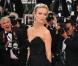 Eva Herzigova : Elle n'a pas su choisir entre le décolleté et les jambes dévoilées