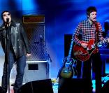 Liam Gallagher en concert avec son frère Noel et Oasis, a Milan, en novembre 2008 