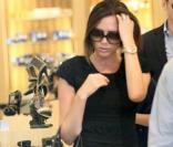 Victoria Beckham lors d'une séance shopping à Los Angeles le 25 mai 2010
