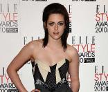 Numéro 6 du classement  FHM  2010 : : Kristen Stewart. La moitié de la planète (les filles) la déteste : comment peut-elle séduire le beau vampire, Robert Pattinson ?  
