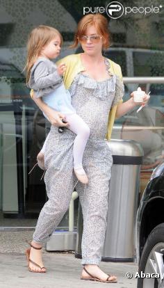 Isla Fisher et sa petite Olive se baladent à Beverly Hills, le 27/05/2010.