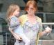 Isla Fisher, très ronde, a piqué la barboteuse fleurie de sa fillette !