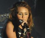 Miley Cyrus, sur la scène du 1515, à Paris, mardi 1er juin 2010.