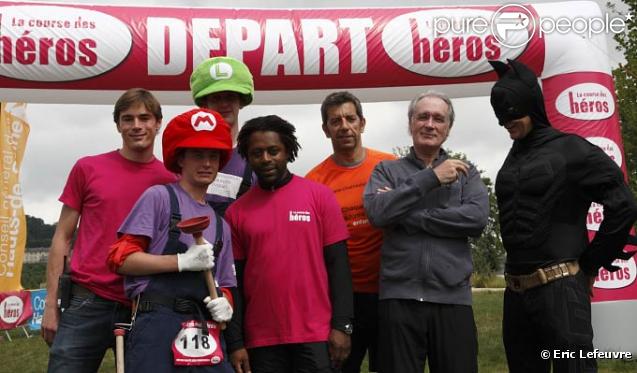Bernard Le Coq, Michel Cymes et Bernard Diomède lors de la Course des héros, le 6 juin 2010.