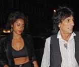 Sortie romantique pour Ronnie Wood et Ana Araujo, à Londres, le 10 juin 2010
