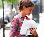 Katie Holmes devant son domicile dimanche 13 juin 2010 