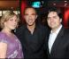 Nikos Aliagas pose avec Alex Fiz (directeur de l'hôtel) et Daunia Cesari, directrice commerciale, au premier anniversaire de l'Hôtel Renaissance Paris Arc de Triomphe, le 14 juin 2010.