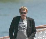 Johnny Hallyday visite le bateau dans lequel il fêtera ses 67 ans du chanteur. À Paris, le 11 juin 2010 !