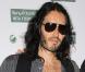 Russell Brand : Quasi torse nu au milieu des beautés du tennis féminin !