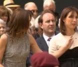 Carla Bruni retire délicatement une mouche posée sur le corset de l\'épouse de David Cameron lors de la commémoration du 70e anniversaire de l\'Appel du 18 juin 1940 à Londres, le 18 juin 2010