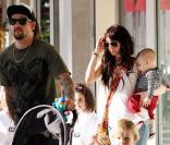 Joel Madden en famille avec sa compagne Nicole Richie et leurs enfants : Sparrow dans les bras de sa maman, et Harlow cachée derrière son papa 