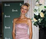 Eva Herzigova lors du lancement du premier jour des soldes du magasin Harrods à Londres, le 19 juin 2010